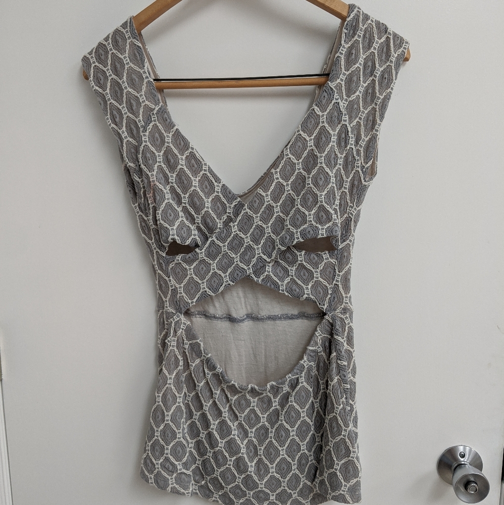 🌼 DELTA V-neck Tank Open Crisscross Back